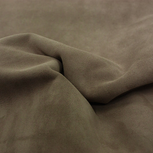 Trozo de piel ante gris topo