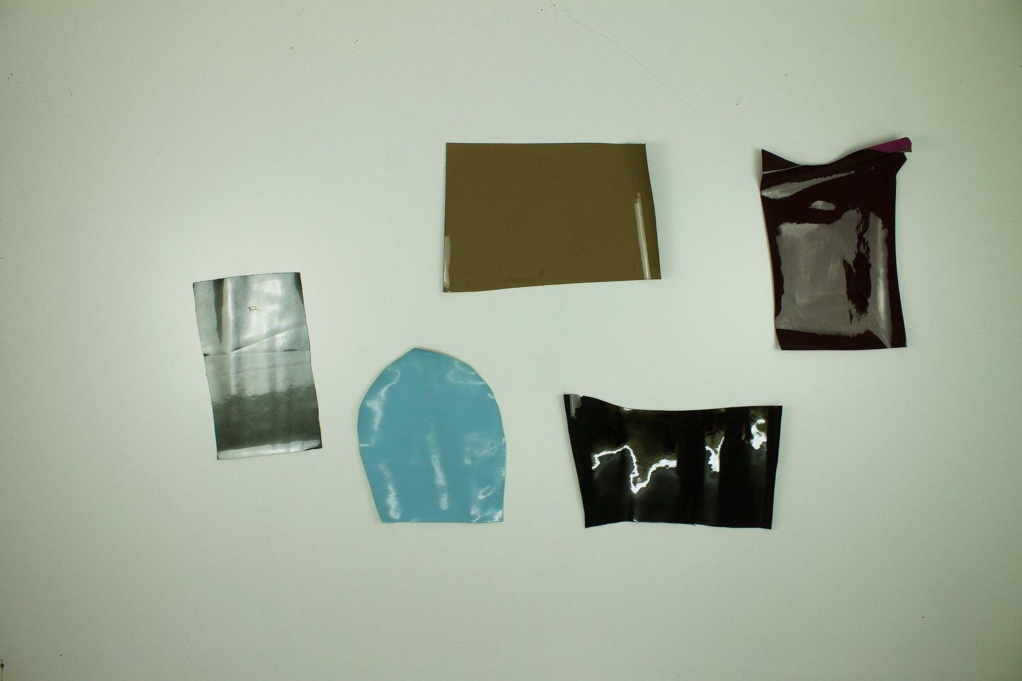 Lote 5 trozos de charol varios colores - La Tendeta del Cuero