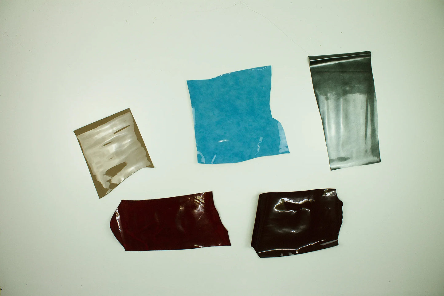 Lote 5 trozos de charol varios colores - La Tendeta del Cuero