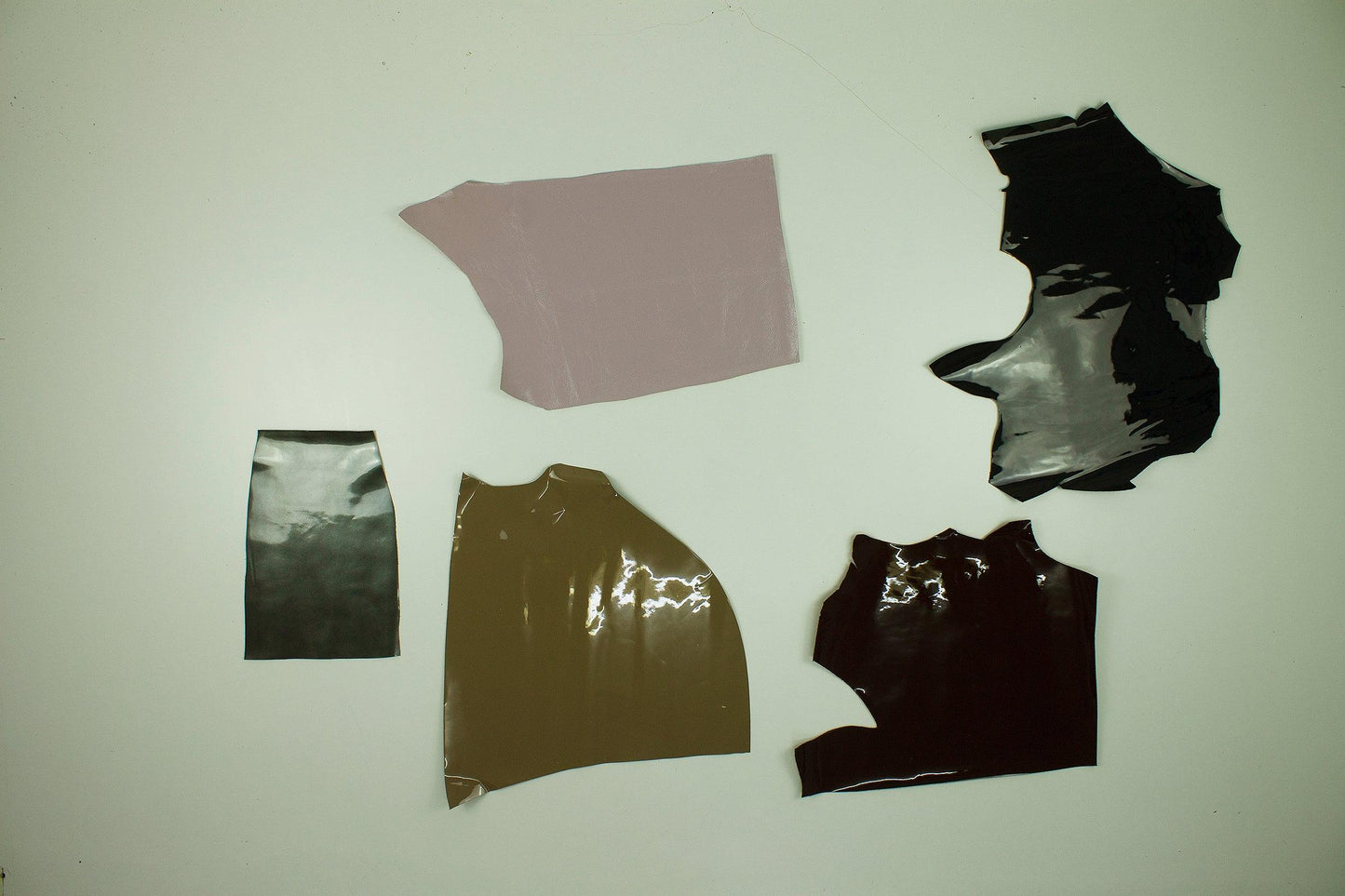 Lote 5 trozos de charol varios colores - La Tendeta del Cuero