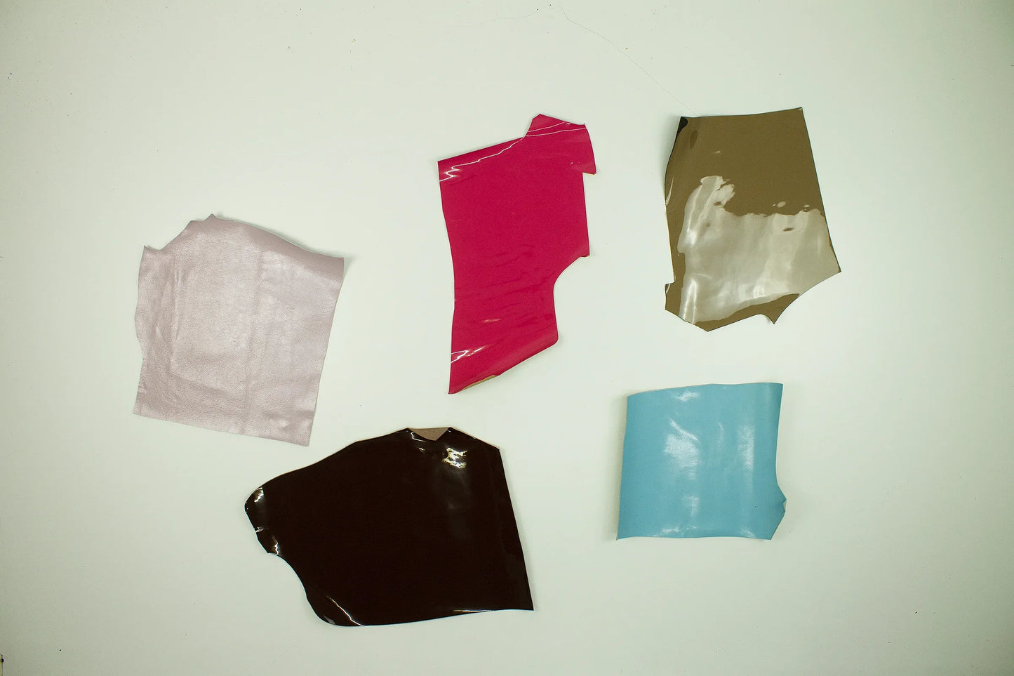 Lote 5 trozos de charol varios colores - La Tendeta del Cuero