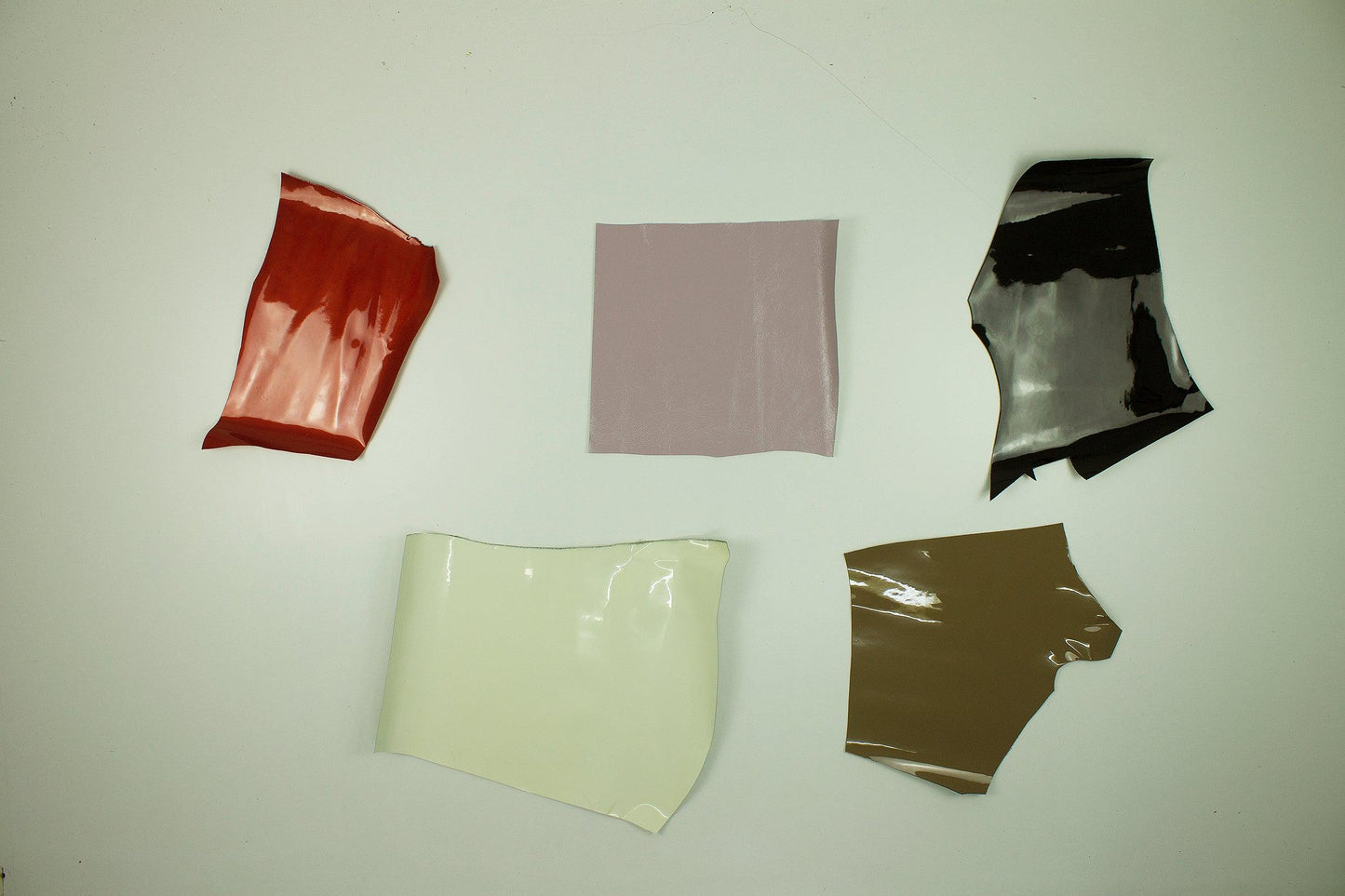 Lote 5 trozos de charol varios colores - La Tendeta del Cuero