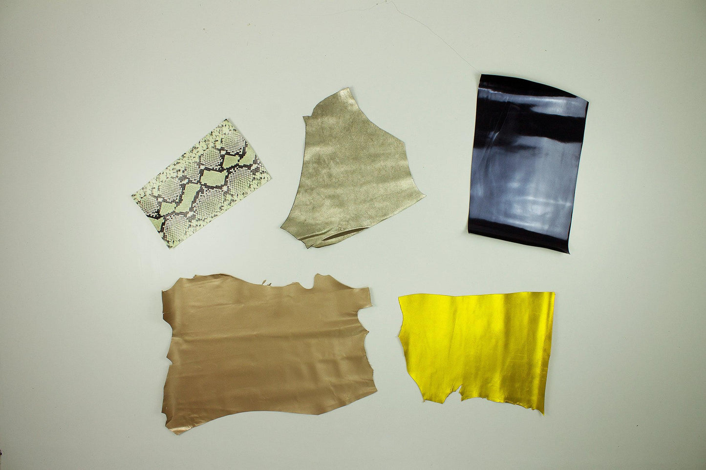 Lote 5 trozos de grabados y fantasias varios colores - La Tendeta del Cuero