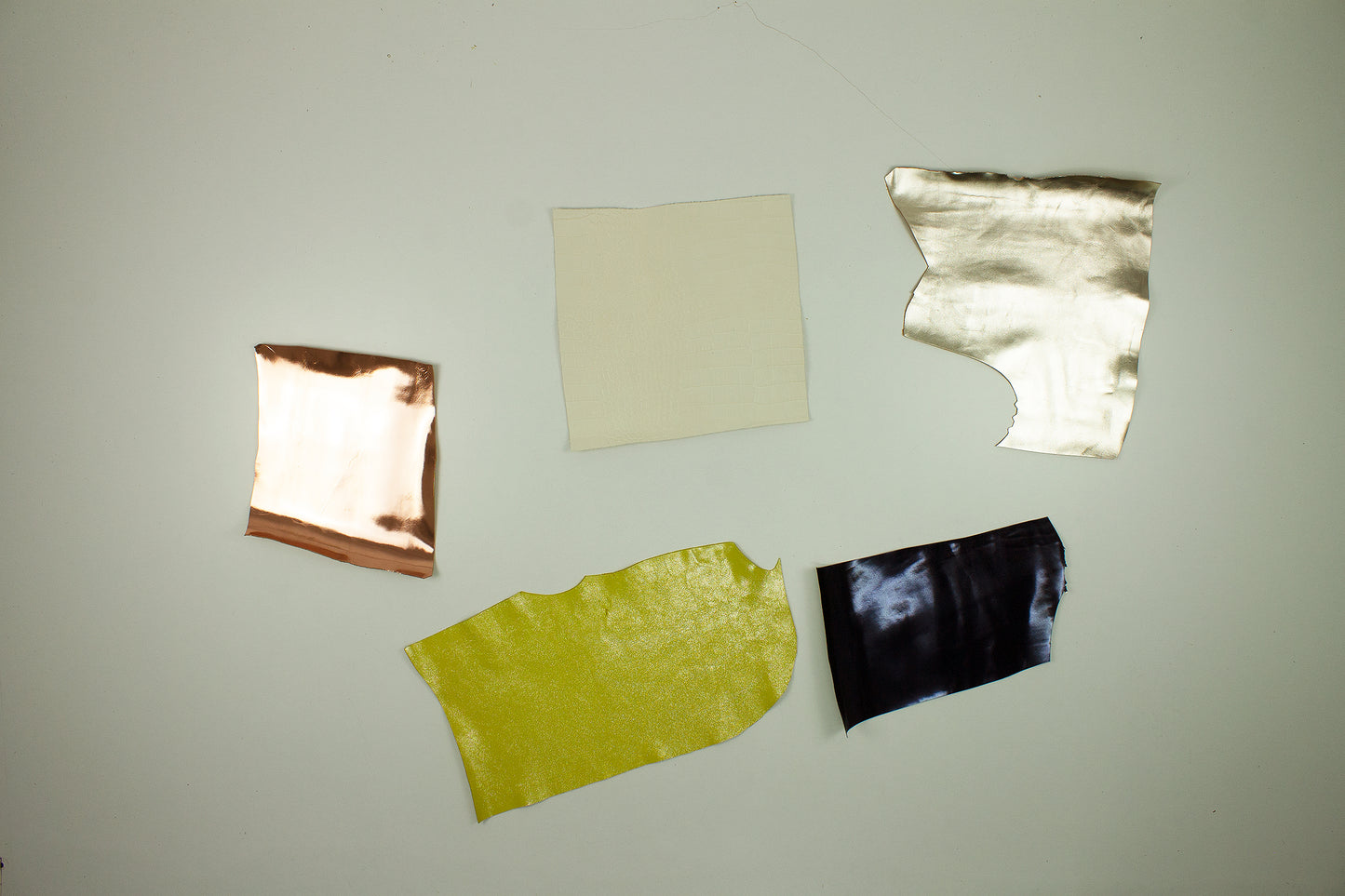 Lote 5 trozos de grabados y fantasias varios colores - La Tendeta del Cuero