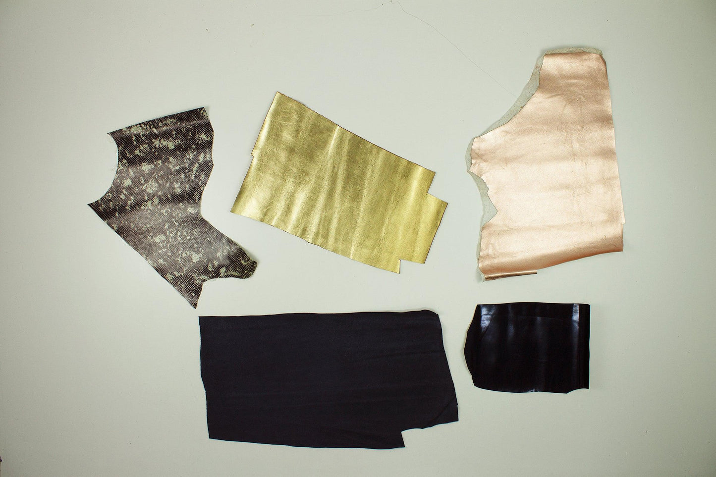 Lote 5 trozos de grabados y fantasias varios colores - La Tendeta del Cuero