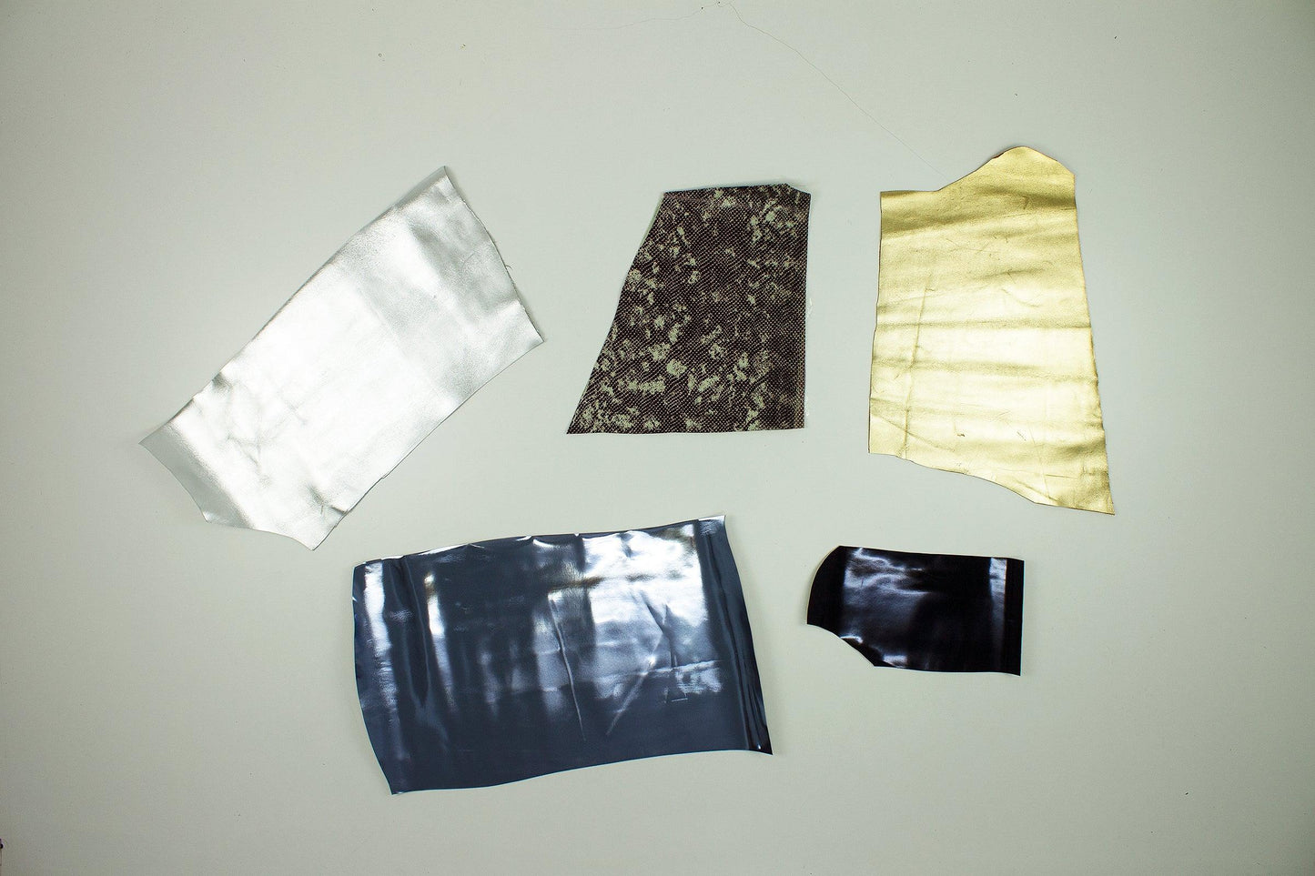 Lote 5 trozos de grabados y fantasias varios colores - La Tendeta del Cuero