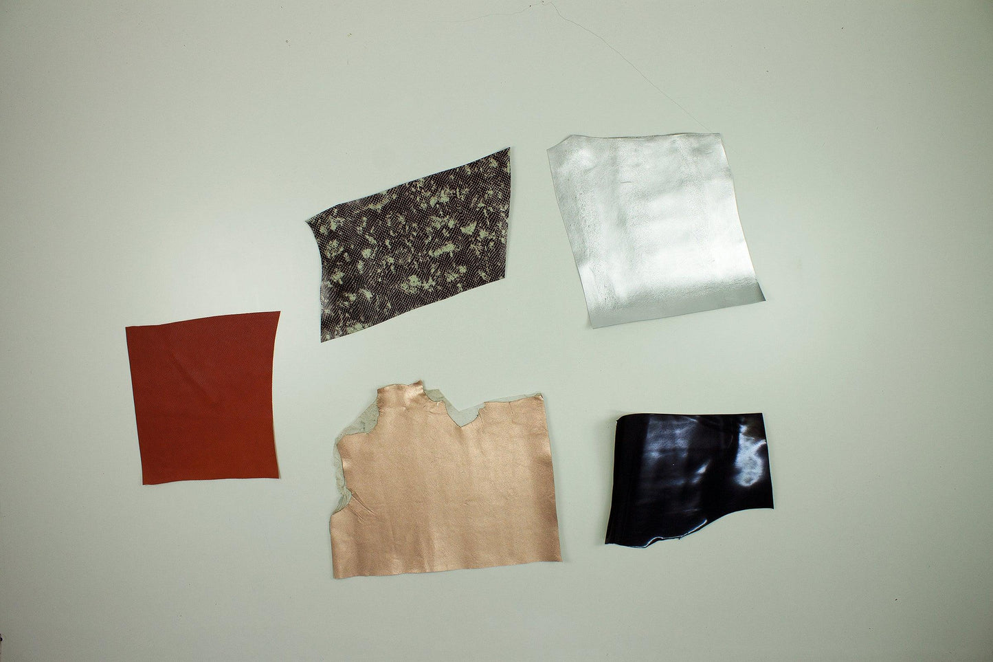 Lote 5 trozos de grabados y fantasias varios colores - La Tendeta del Cuero