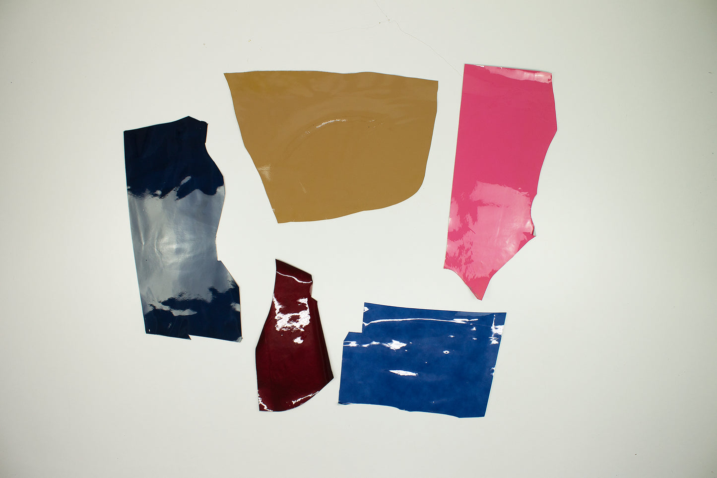 Lote 5 trozos de charol varios colores - La Tendeta del Cuero