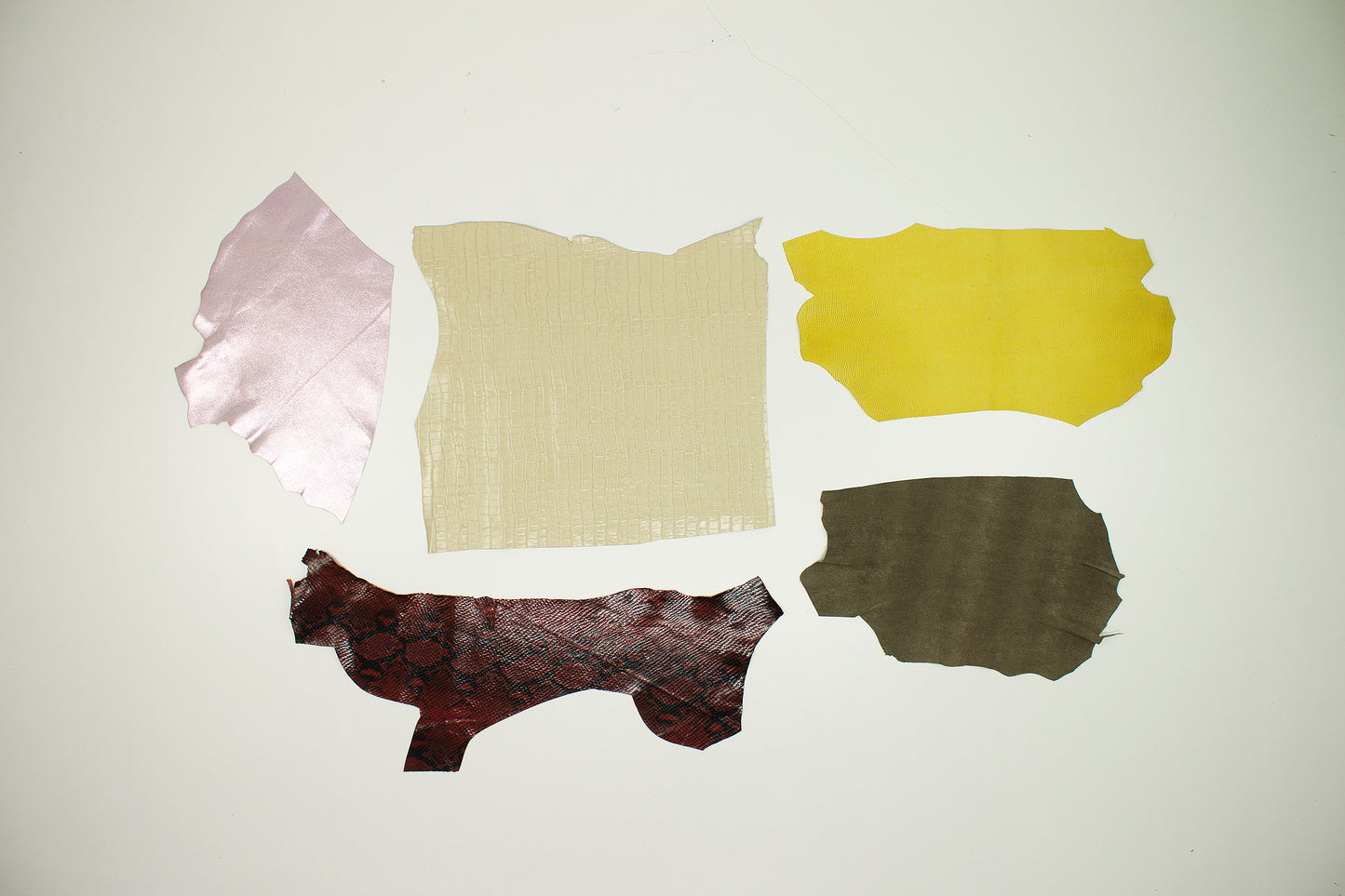 Lote 5 trozos de grabados y fantasias varios colores