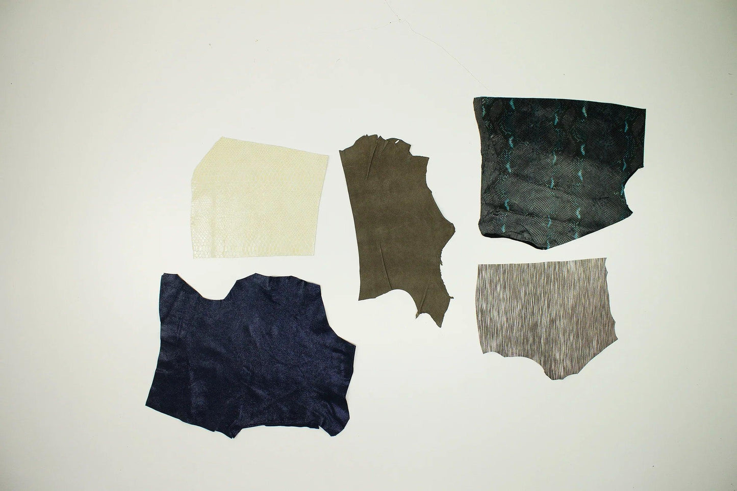 Lote 5 trozos de grabados y fantasias varios colores - La Tendeta del Cuero