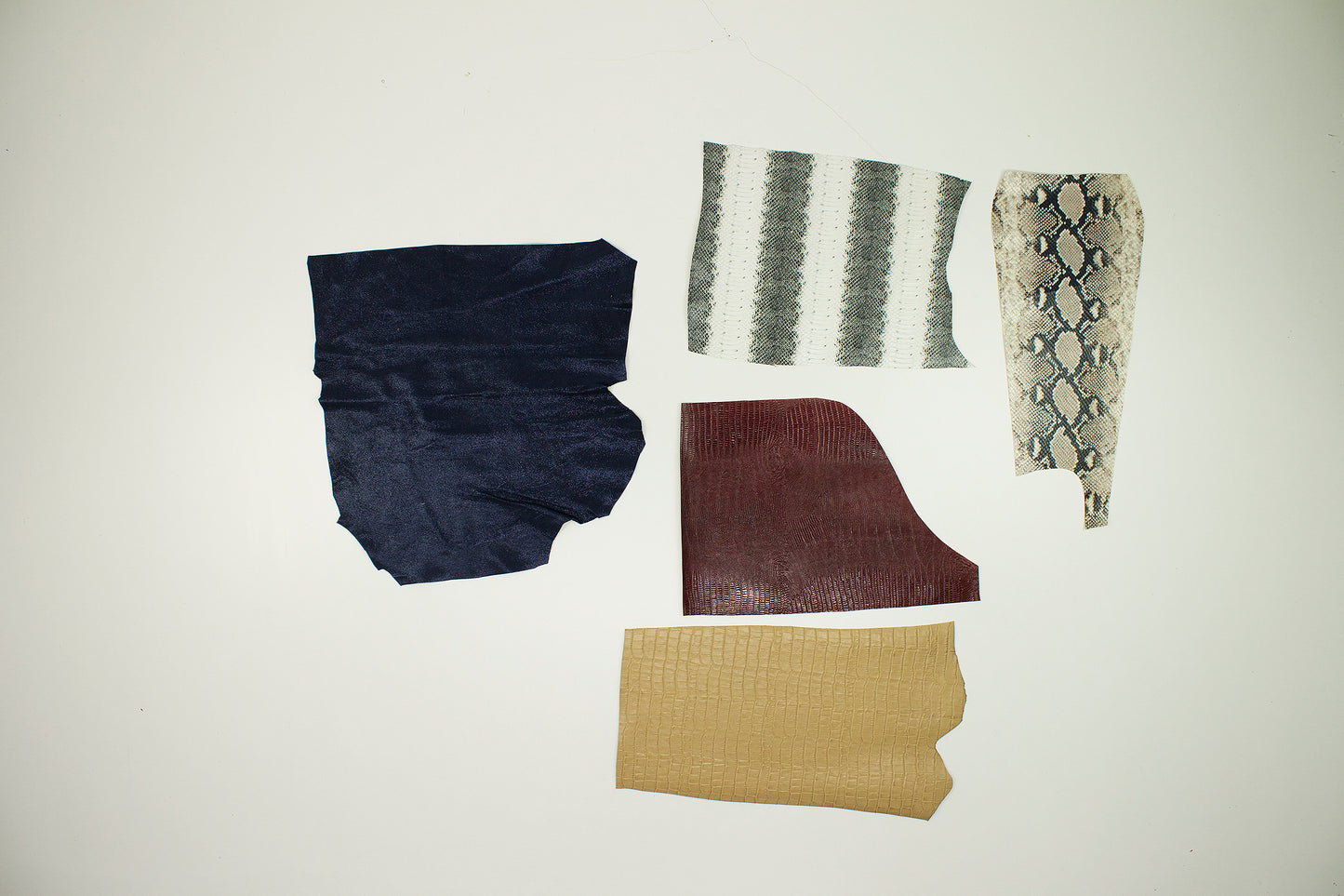 Lote 5 trozos de grabados y fantasias varios colores