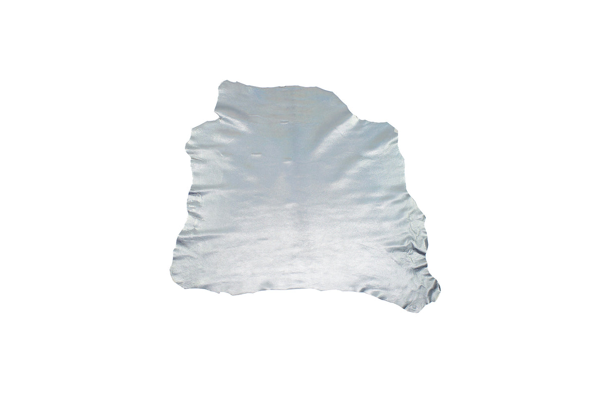 Trozo de piel cordero laminado plata vieja tornasol