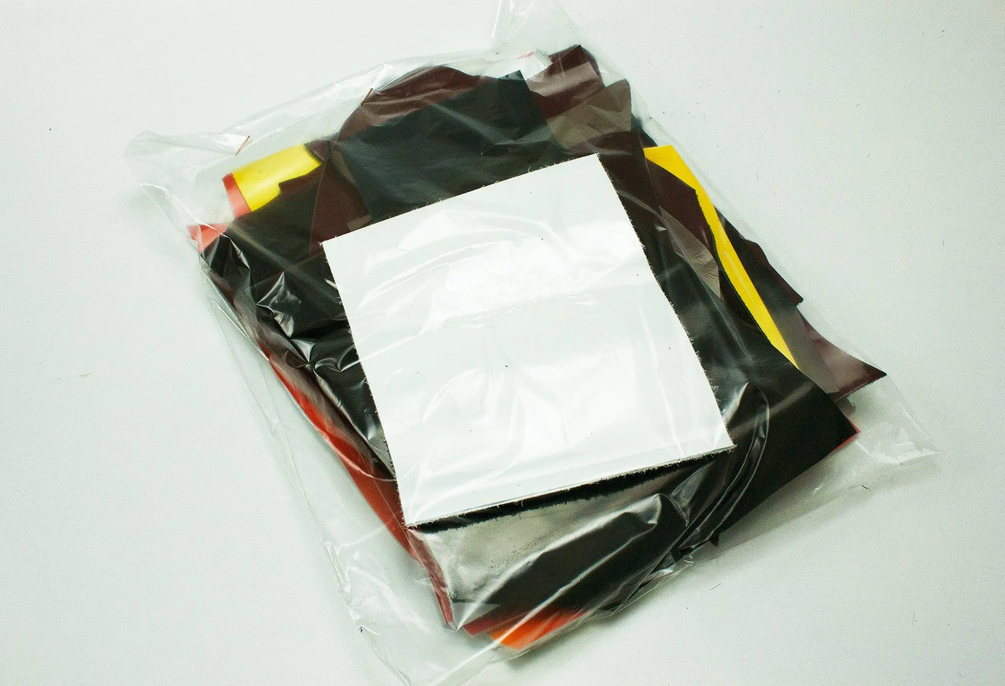 Bolsa de retal en charol de varios colores 500 g. La Tendeta del Cuero