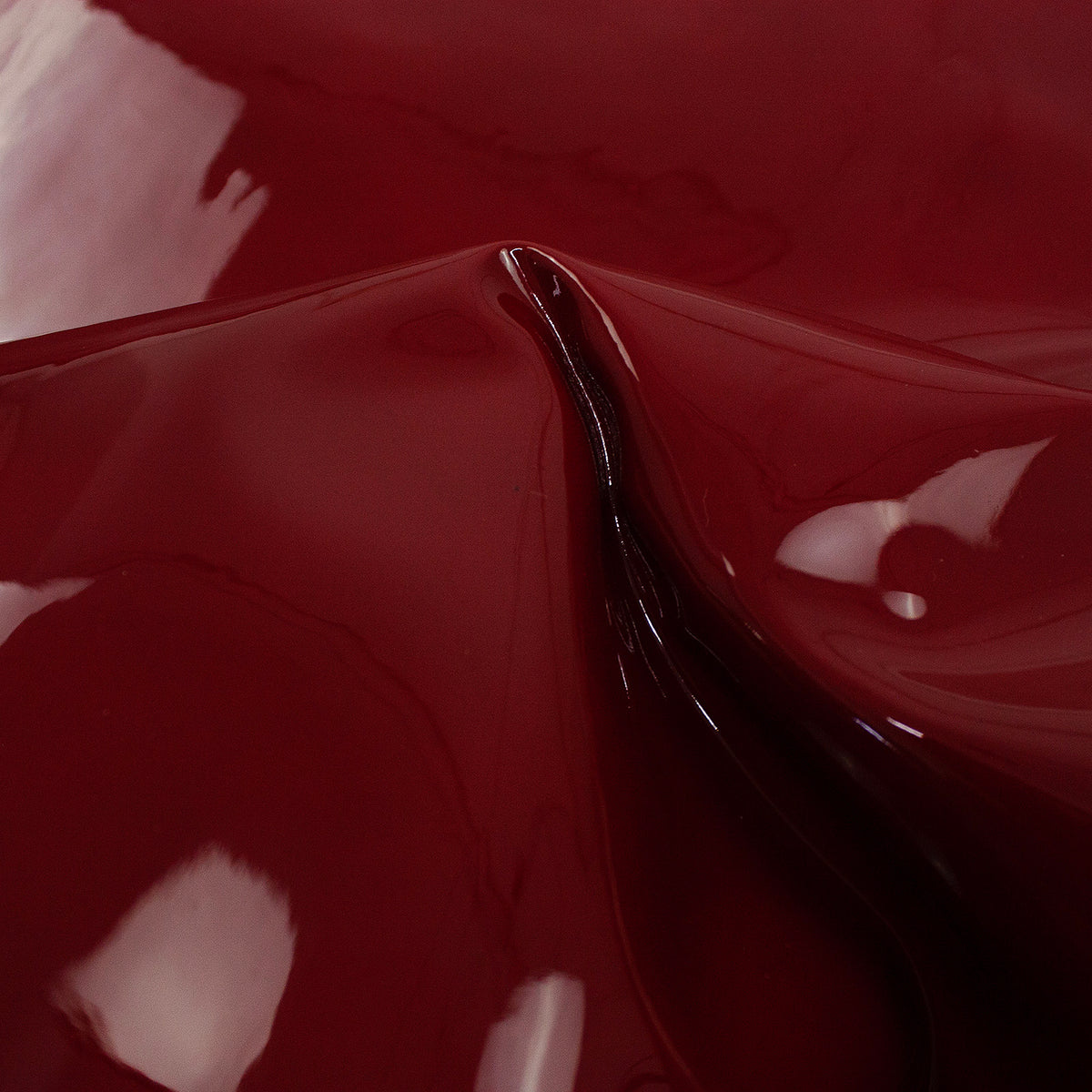Trozo de piel charol rojo oscuro