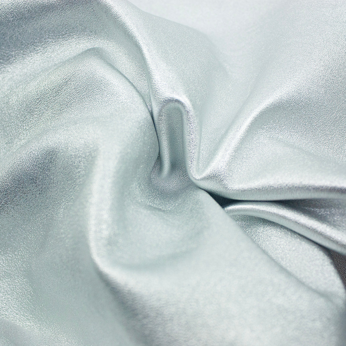 Trozo de piel cordero laminado plata