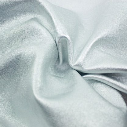 Trozo de piel cordero laminado plata