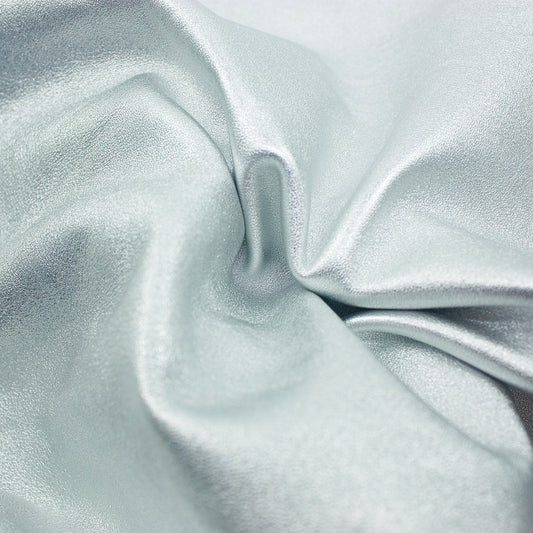 Trozo de piel cordero laminado plata