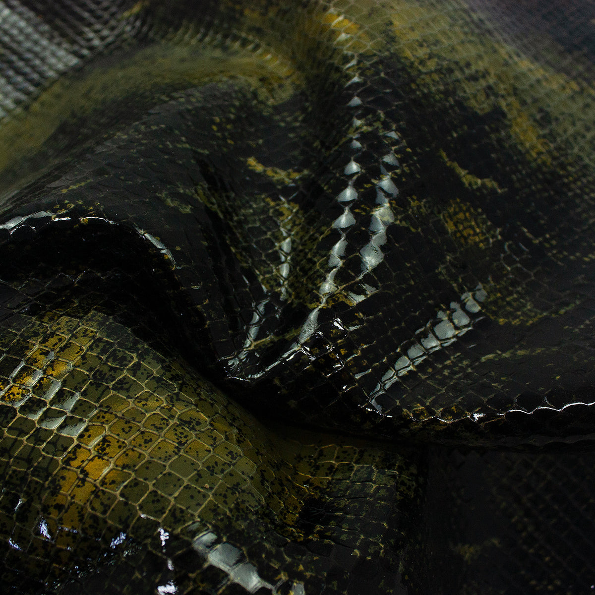 Trozo de piel grabado serpiente piton tonos verdes