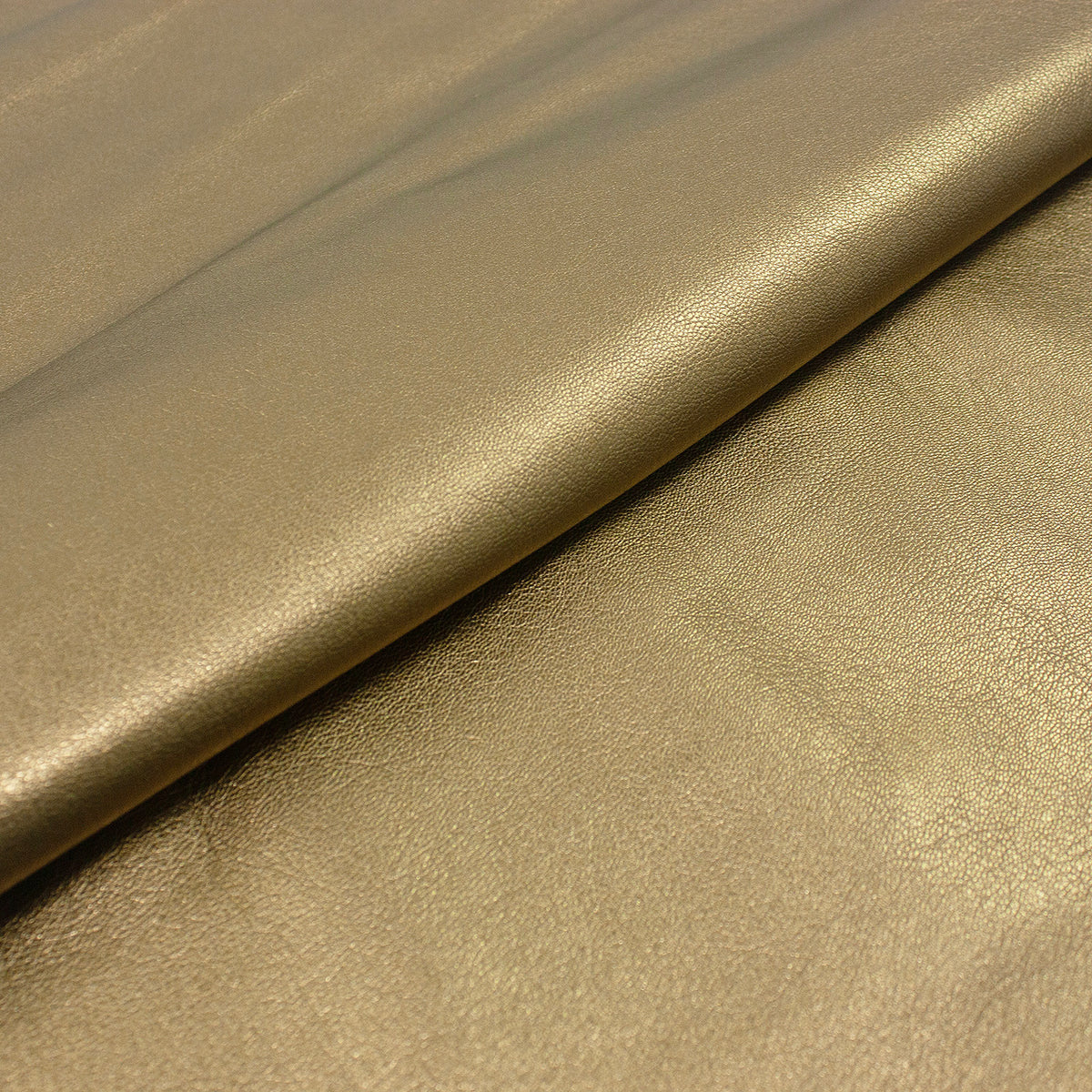 Trozo de piel cordero rustico laminado oro envejecido