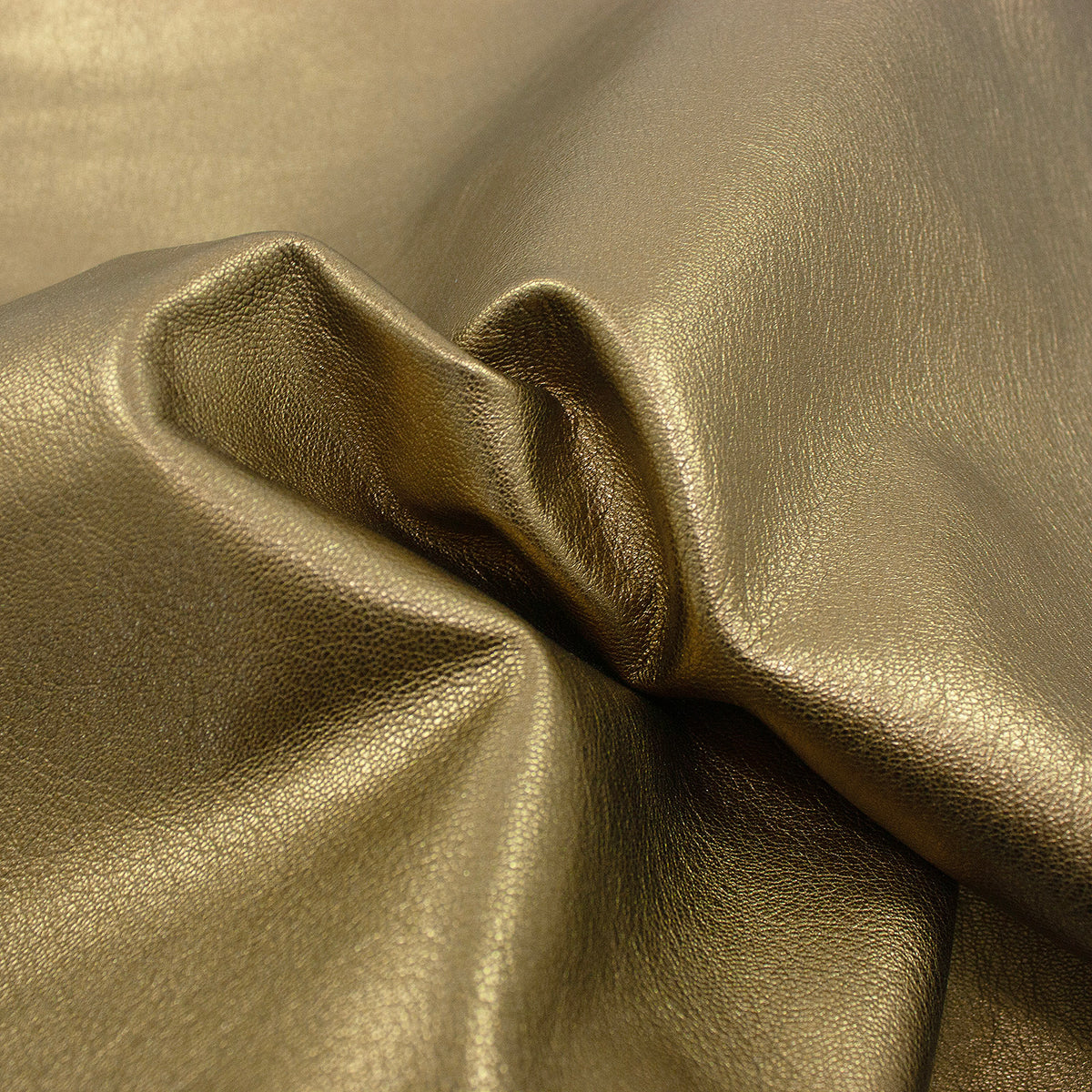 Trozo de piel cordero rustico laminado oro envejecido
