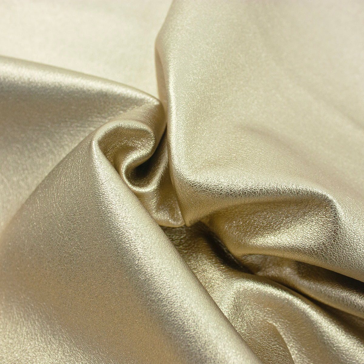 Trozo de piel cordero rustico laminado oro