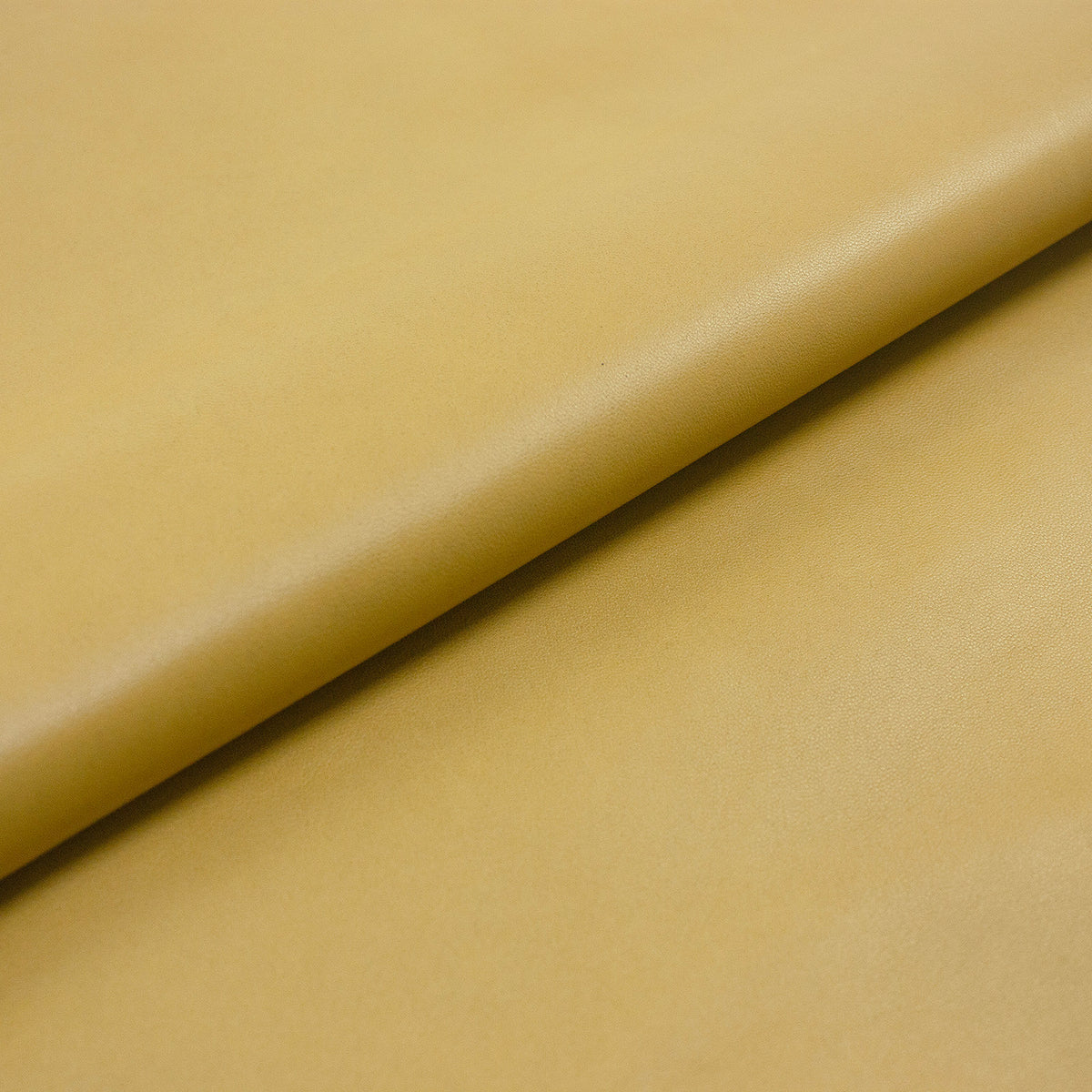 Trozo de piel cordero amarillo mostaza