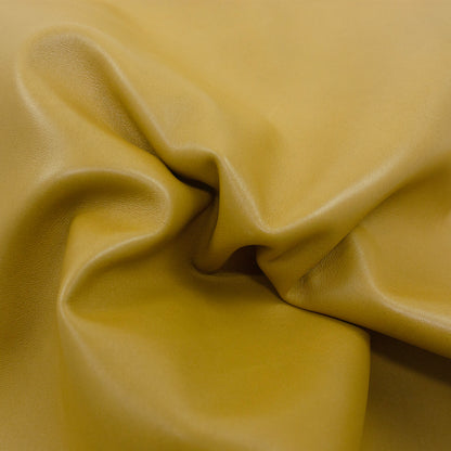 Trozo de piel cordero amarillo mostaza