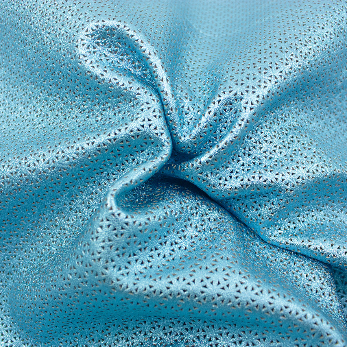 Trozo de piel fantasia perforada mosaico azul