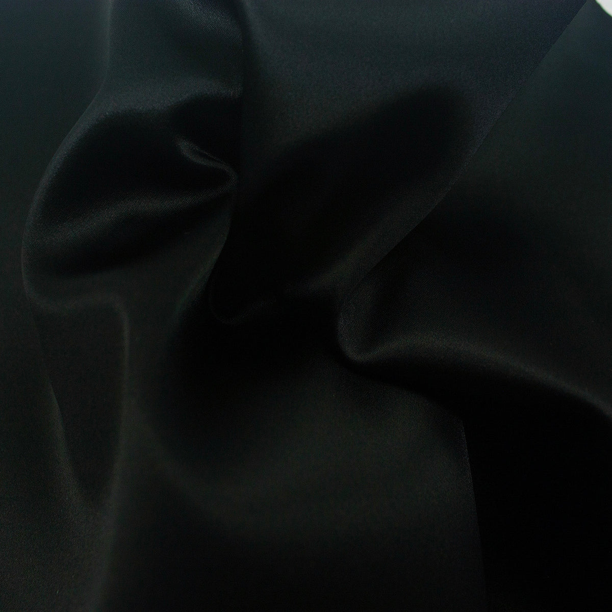 Trozo de tejido raso negro