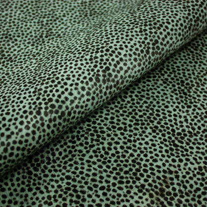 Piel de pelo vaca manchitas negras fondo azul grisaceo - La Tendeta del Cuero