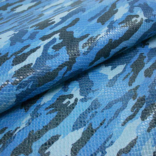 Trozo de piel grabado serpiente estampado camuflaje azul