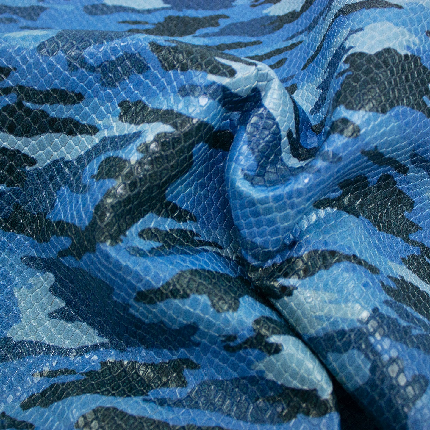 Trozo de piel grabado serpiente estampado camuflaje azul