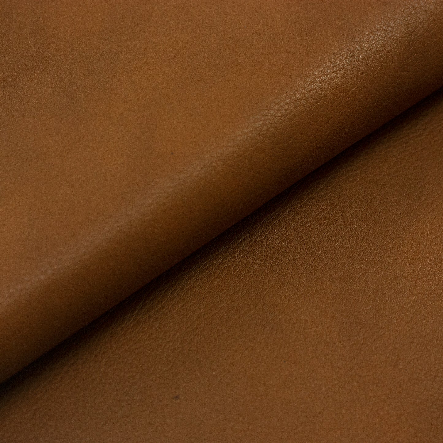 Trozo de piel vacuno bombeado marron ahumado