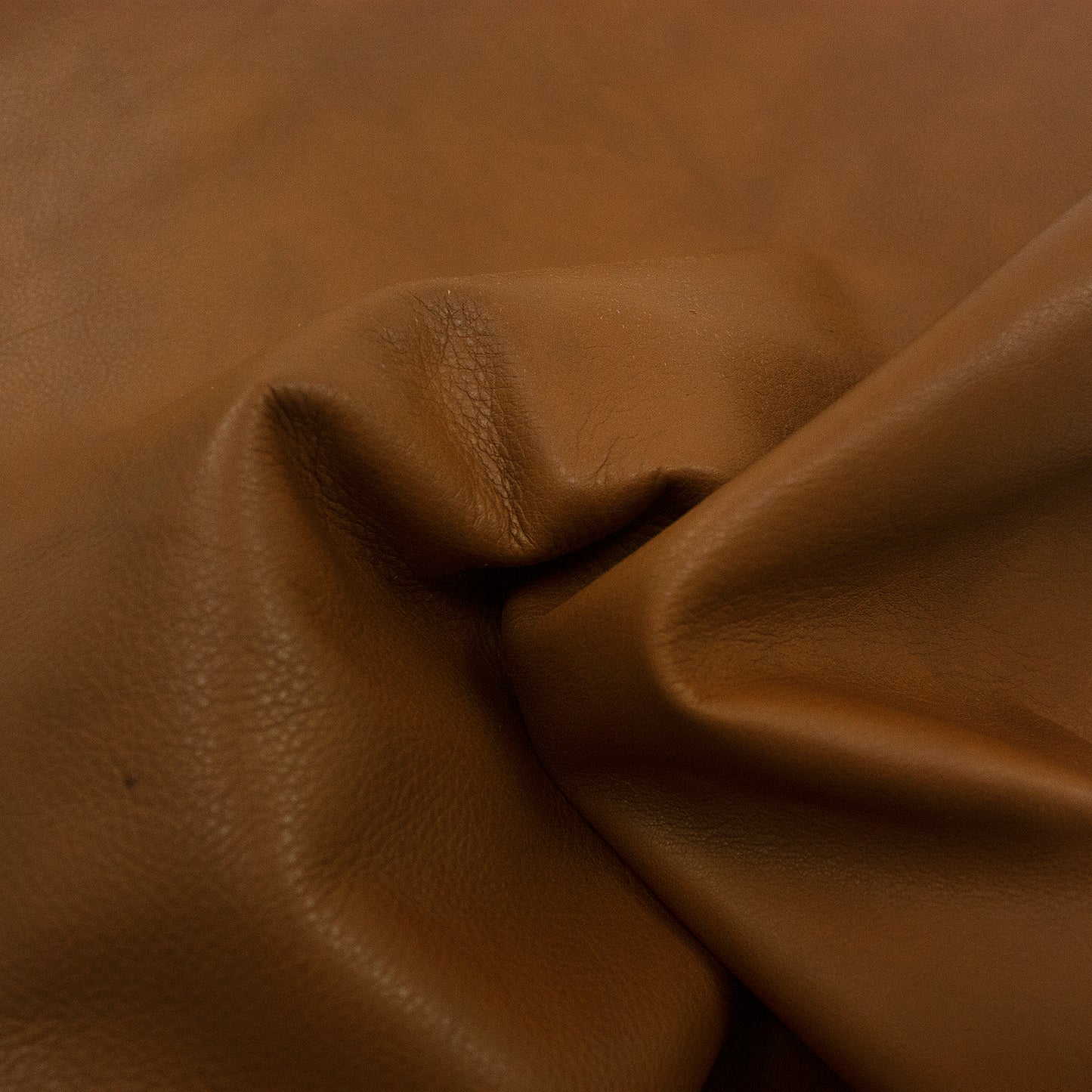 Trozo de piel vacuno bombeado marron ahumado