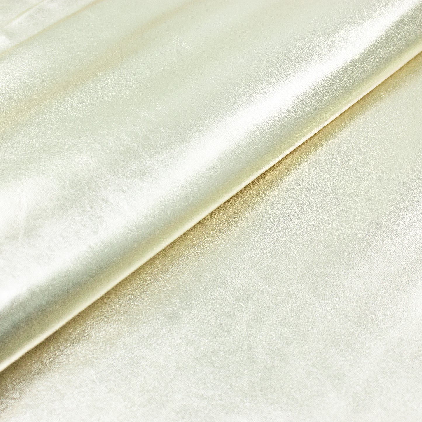 Trozo de piel cabra rustica laminada platino