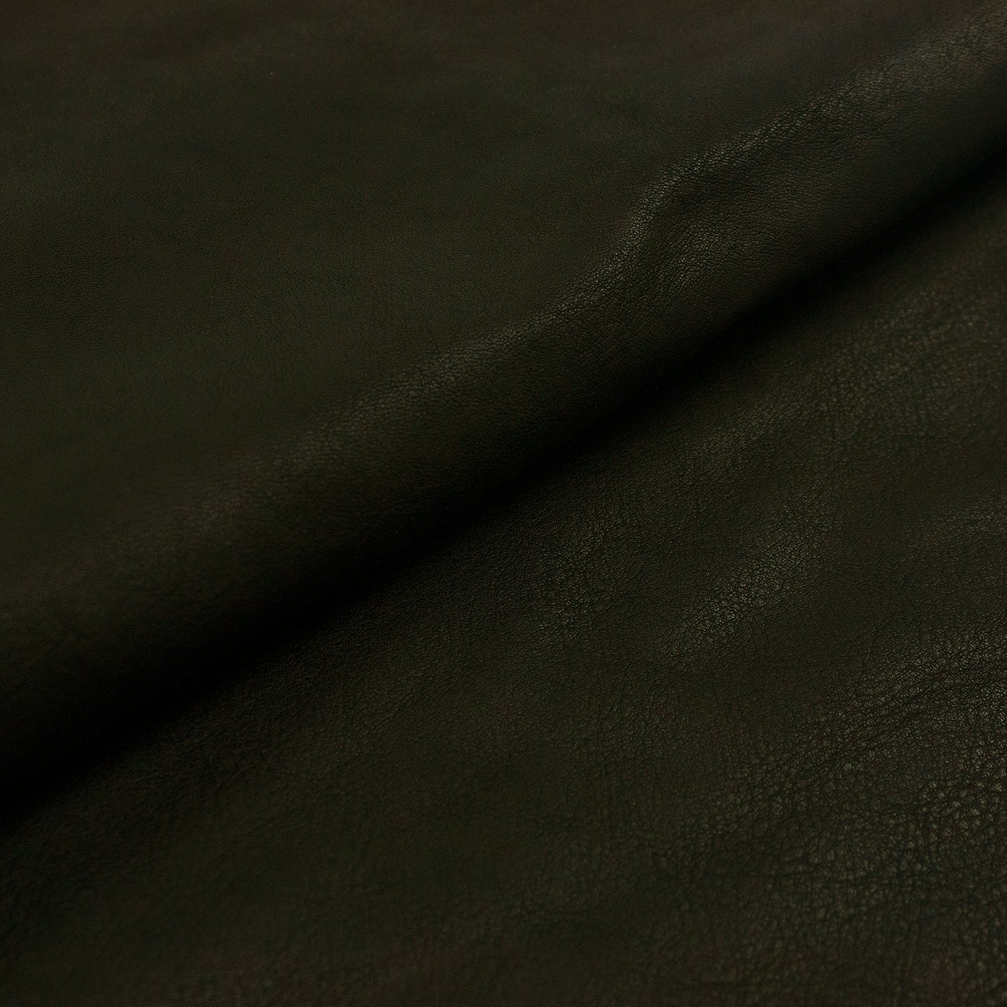 Trozo de piel vacuno rustico negro mate