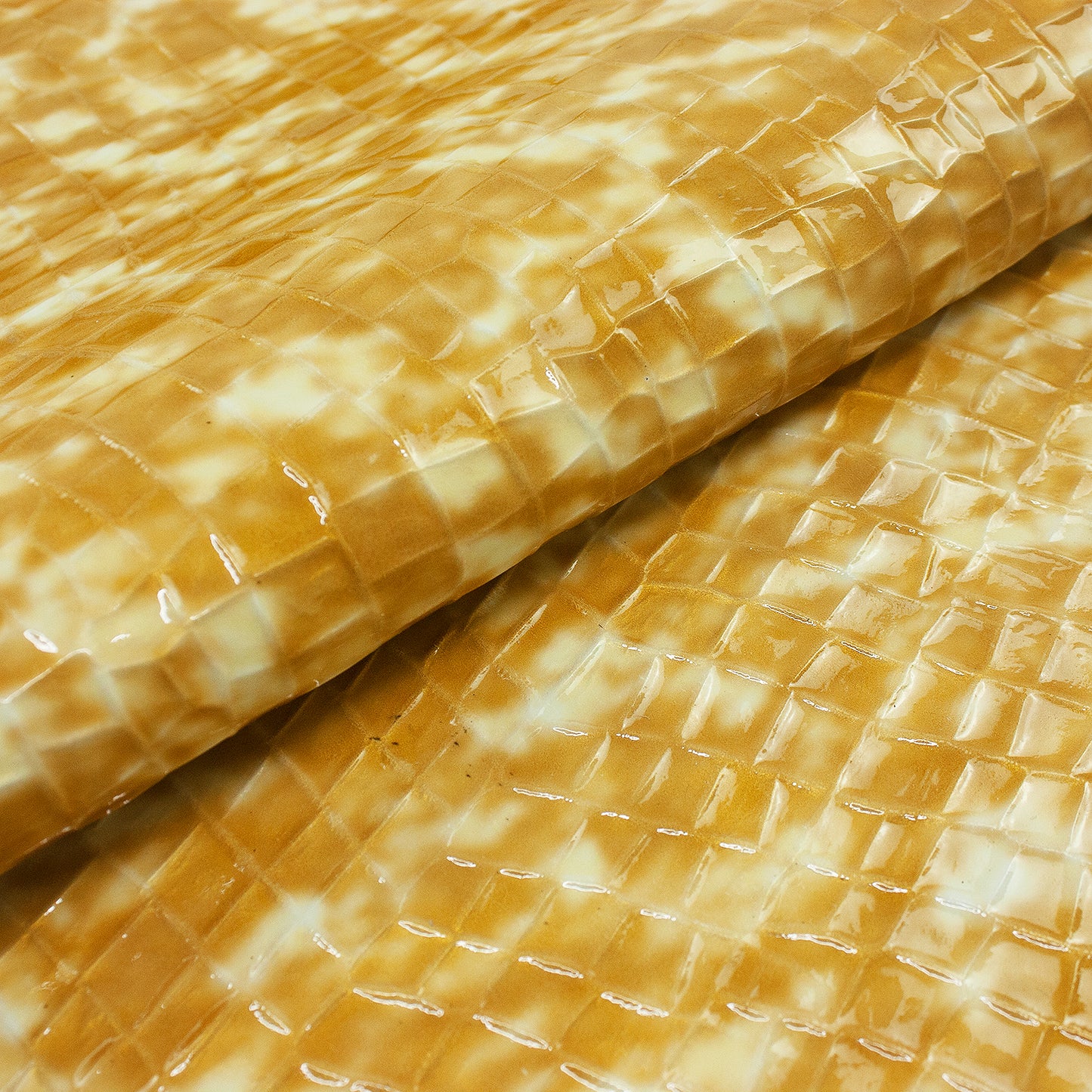 Trozo de piel grabado coco tonos ambar