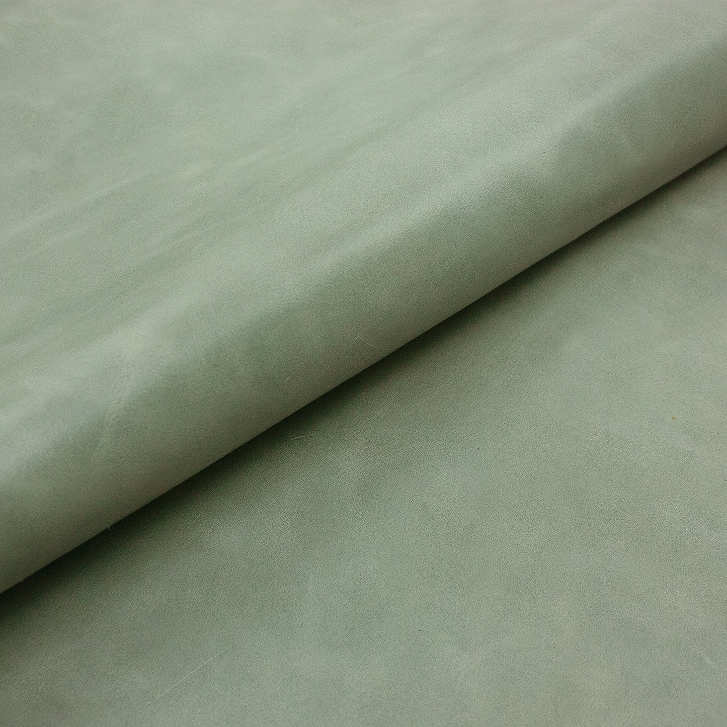 Trozo de piel vacuno engrasado rustico gris