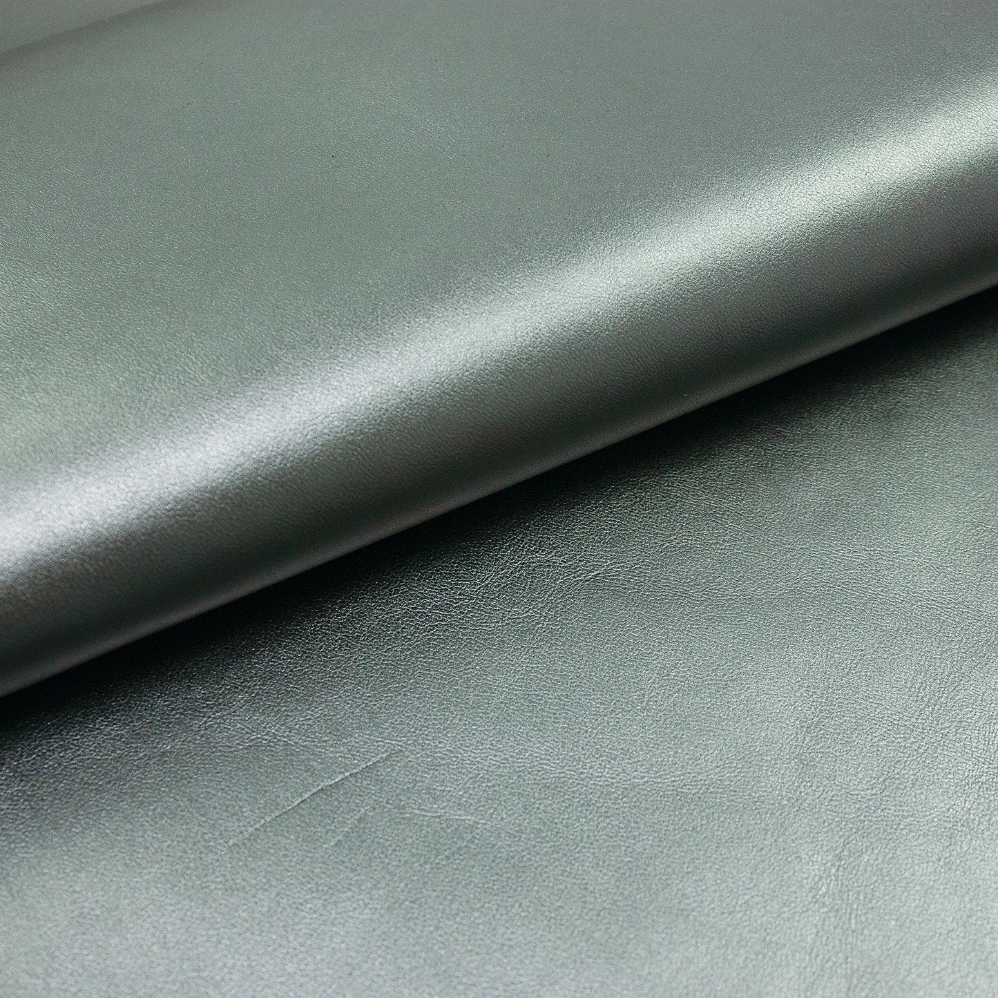 Trozo de piel forro vacuno plata vieja