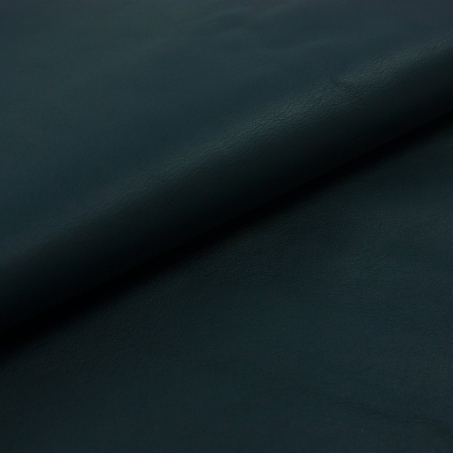 Trozo de piel vacuno bombeado azul marino