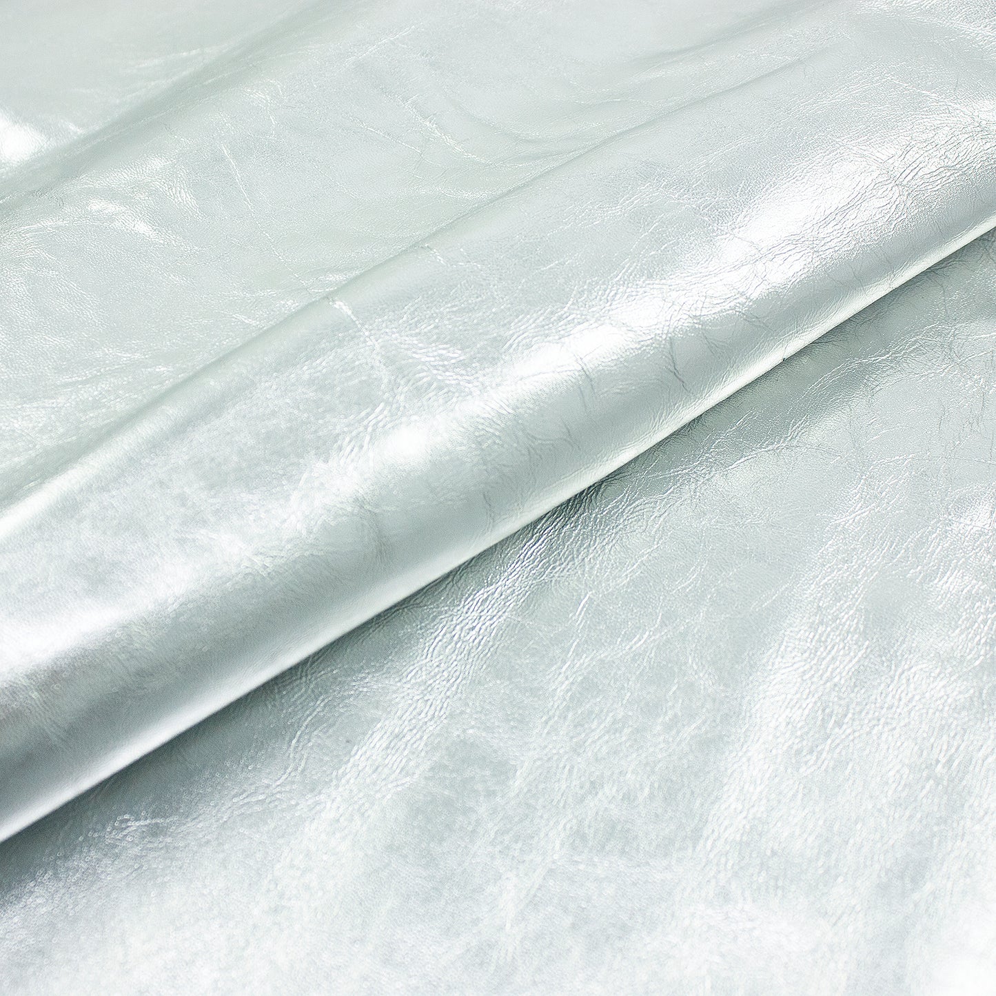 Trozo de piel vacuno rustico laminado plata