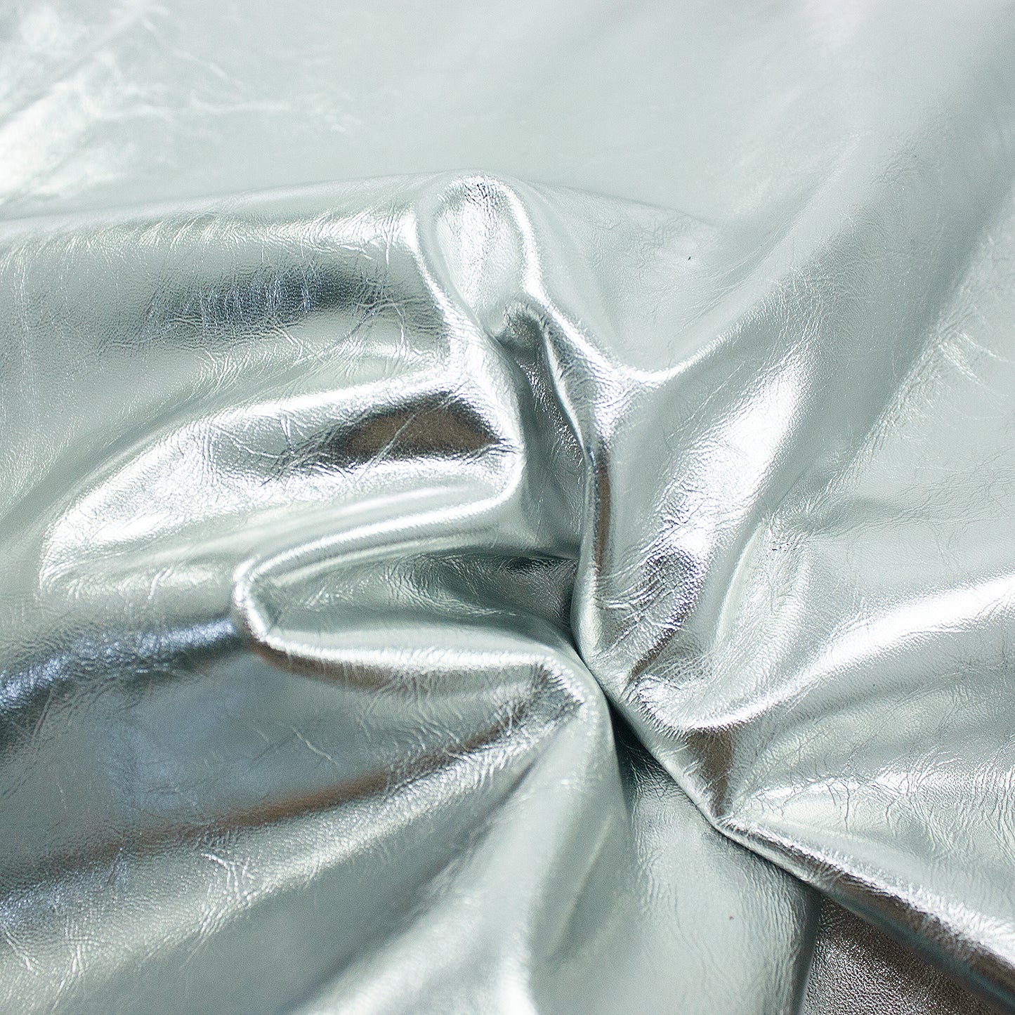 Trozo de piel vacuno rustico laminado plata