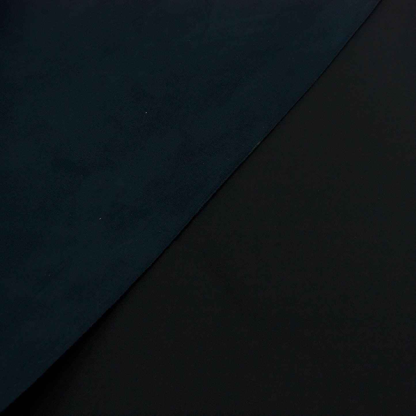 Tejido raso negro - reves felpa azul