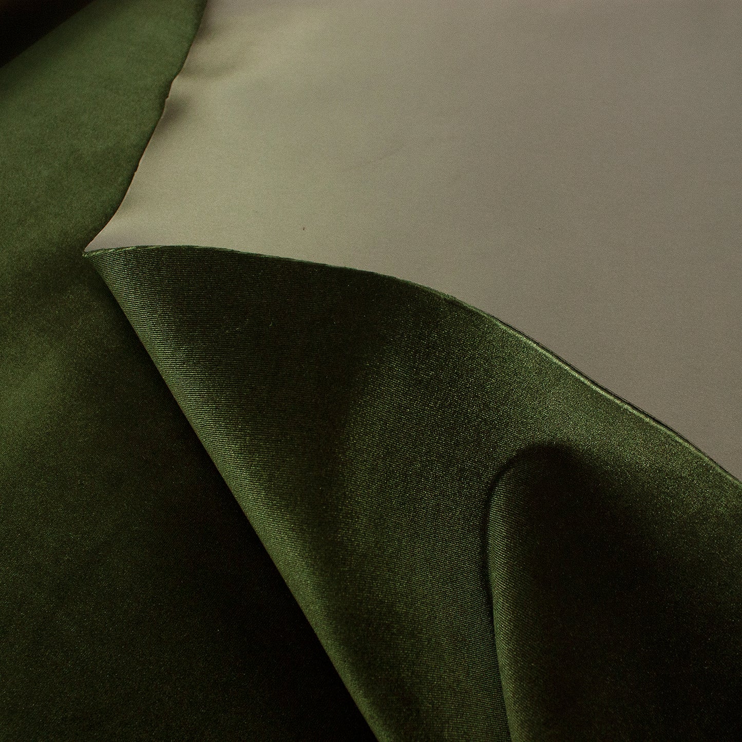 Tejido raso plata vieja - reves felpa verde