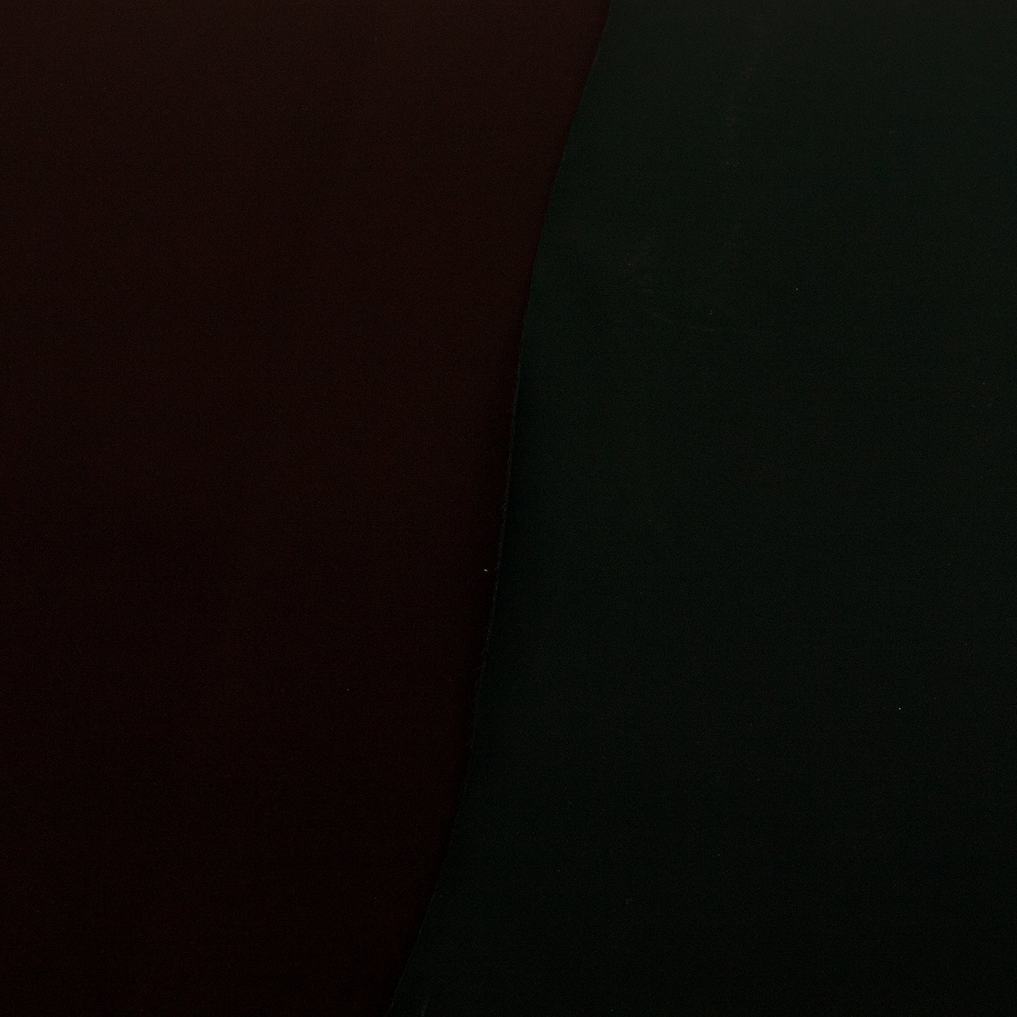 Trozo de tejido raso burdeos oscuro