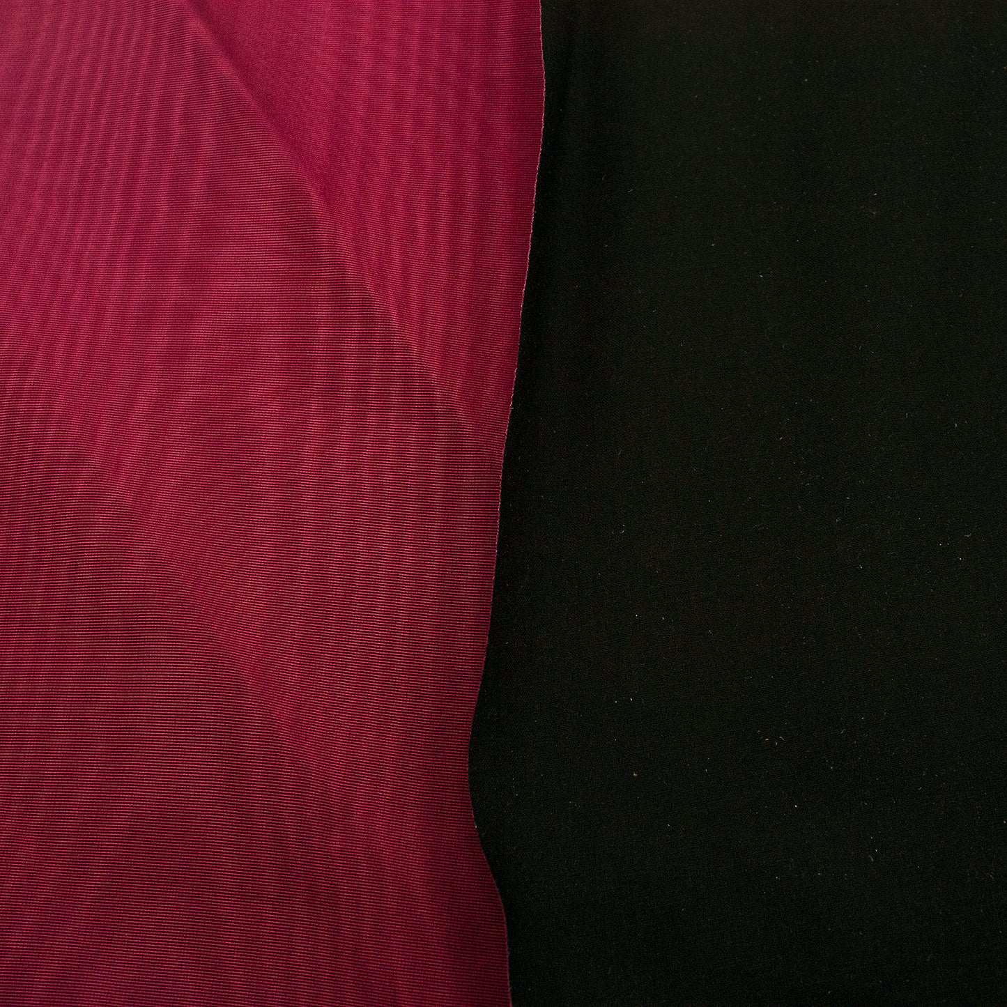 Trozo de tejido raso fucsia imitación madera