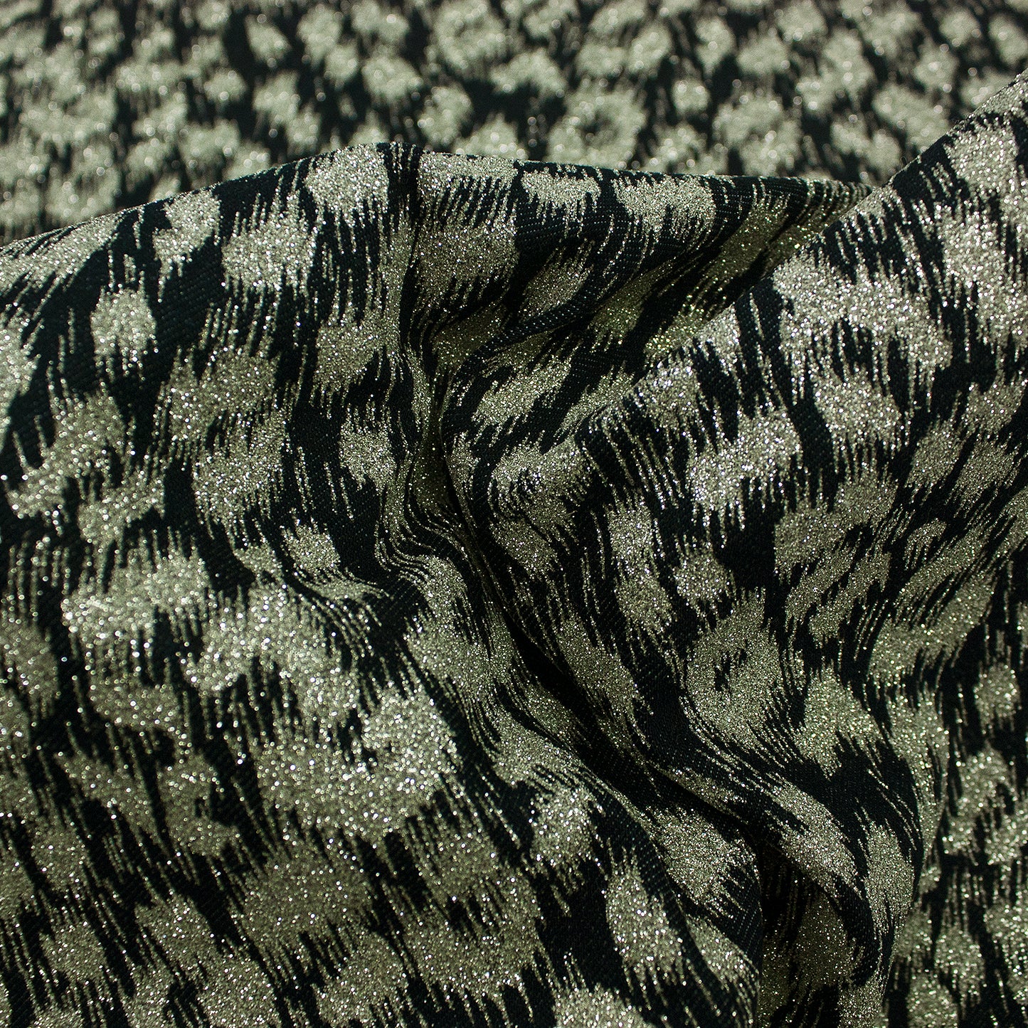 Trozo de tejido manchas plateadas