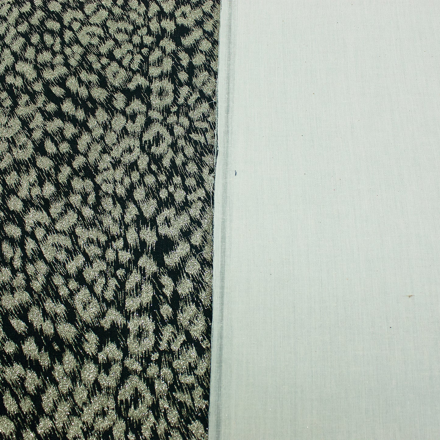 Trozo de tejido manchas plateadas