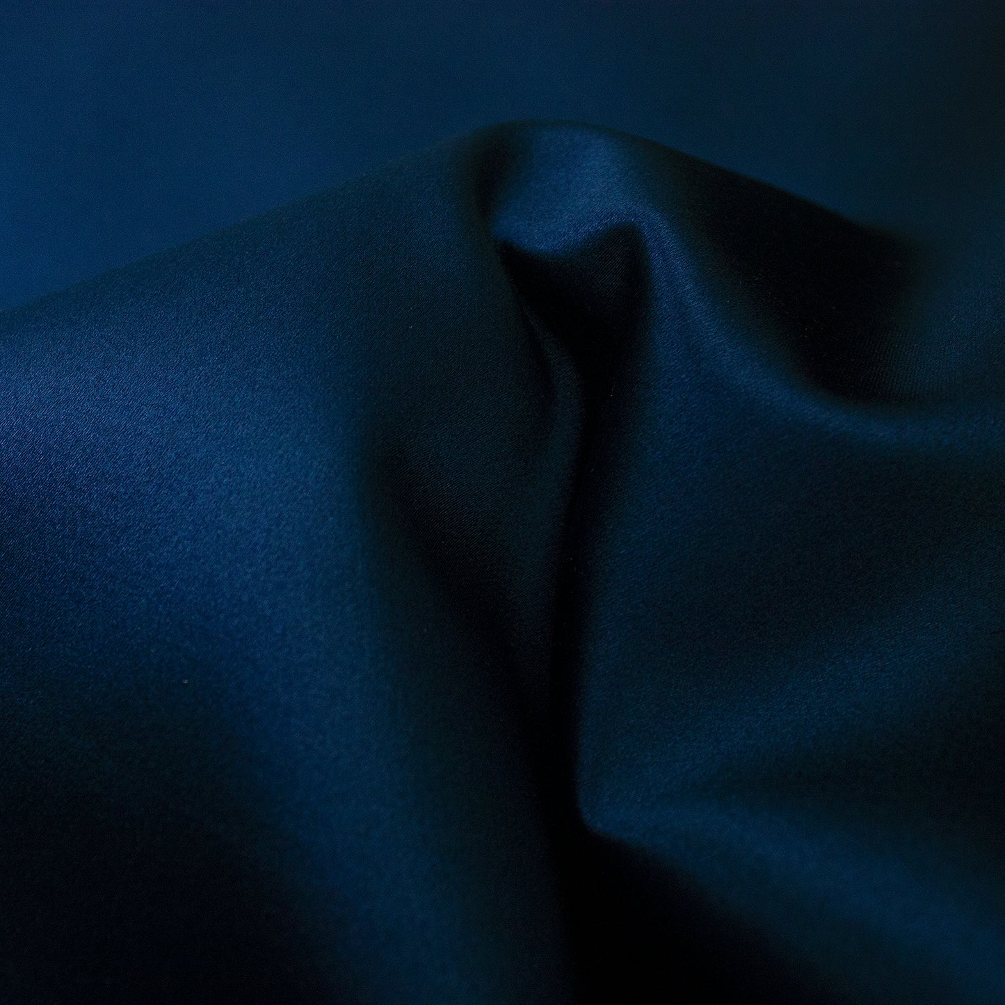 Trozo de tejido raso azul noche