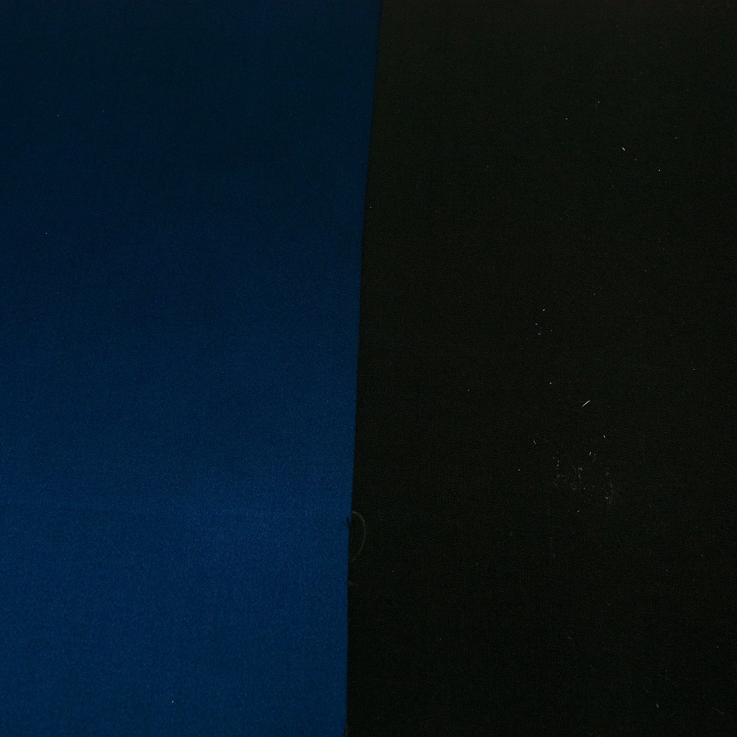 Trozo de tejido raso azul noche